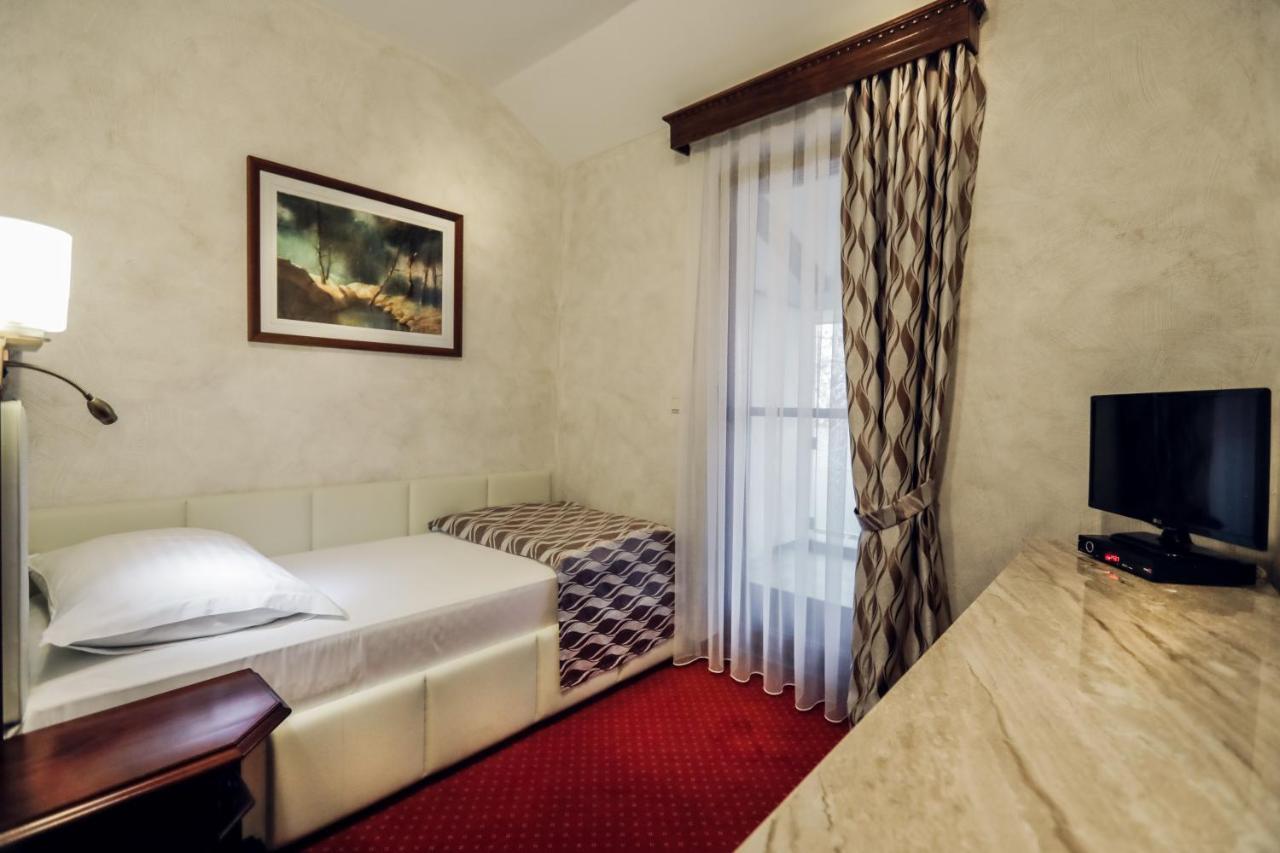 אילוק Hotel Dunav מראה חיצוני תמונה