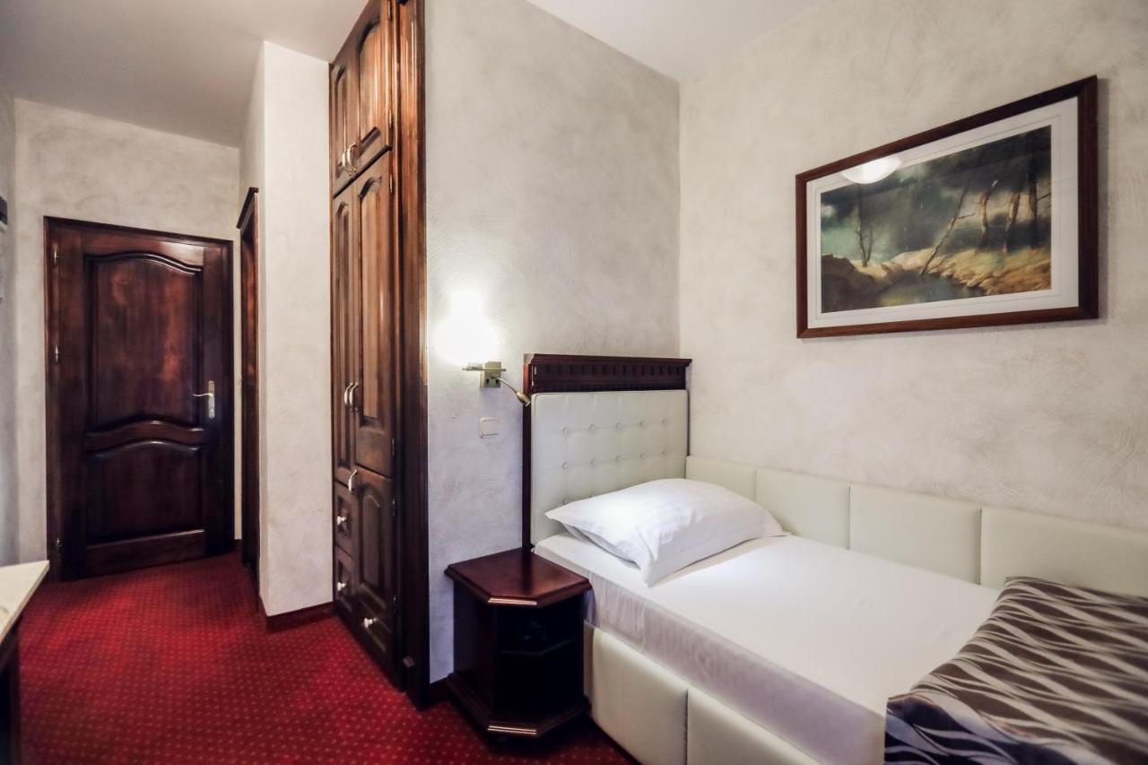 אילוק Hotel Dunav מראה חיצוני תמונה